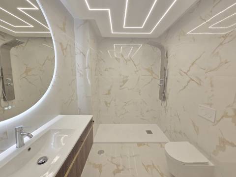 Apartamento T3 na Primeira Linha do Mar - Vista Incomparável e Localização Premium
