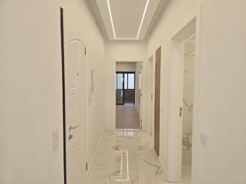 Apartamento T3 na Primeira Linha do Mar - Vista Incomparável e Localização Premium
