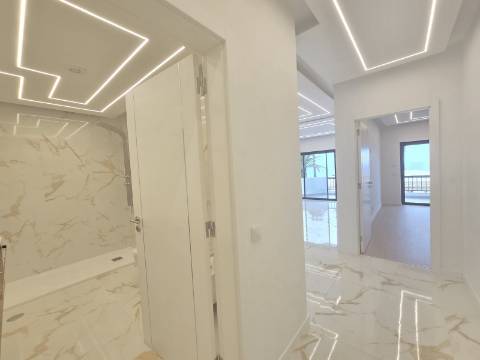 Apartamento T3 na Primeira Linha do Mar - Vista Incomparável e Localização Premium
