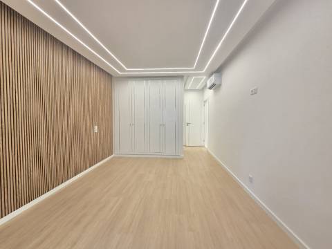 Apartamento T3 na Primeira Linha do Mar - Vista Incomparável e Localização Premium
