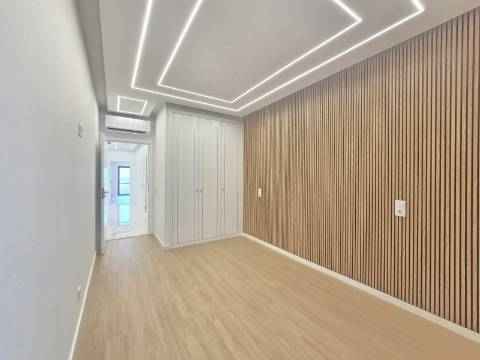 Apartamento T3 na Primeira Linha do Mar - Vista Incomparável e Localização Premium
