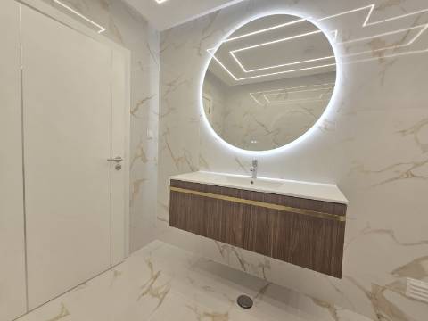 Apartamento T3 na Primeira Linha do Mar - Vista Incomparável e Localização Premium
