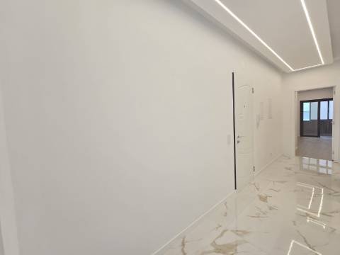 Apartamento T3 na Primeira Linha do Mar - Vista Incomparável e Localização Premium
