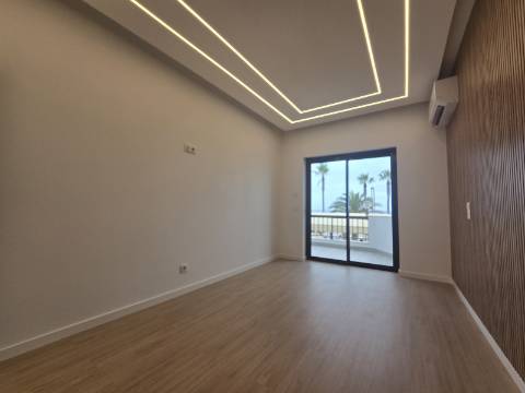 Apartamento T3 na Primeira Linha do Mar - Vista Incomparável e Localização Premium
