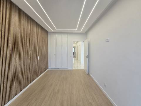 Apartamento T3 na Primeira Linha do Mar - Vista Incomparável e Localização Premium
