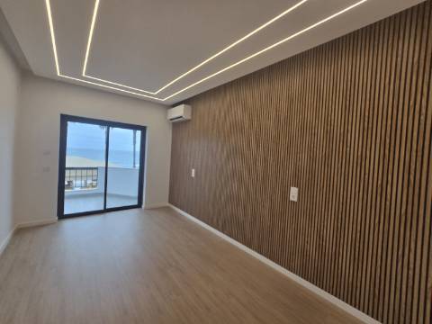 Apartamento T3 na Primeira Linha do Mar - Vista Incomparável e Localização Premium
