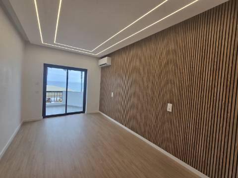 Apartamento T3 na Primeira Linha do Mar - Vista Incomparável e Localização Premium
