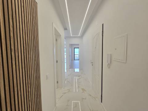 Apartamento T3 na Primeira Linha do Mar - Vista Incomparável e Localização Premium
