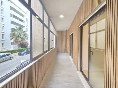 Apartamento T3 na Primeira Linha do Mar - Vista Incomparável e Localização Premium
