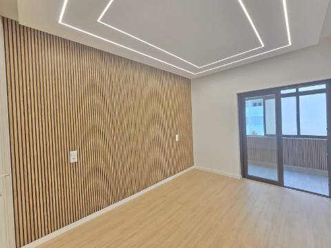 Apartamento T3 na Primeira Linha do Mar - Vista Incomparável e Localização Premium
