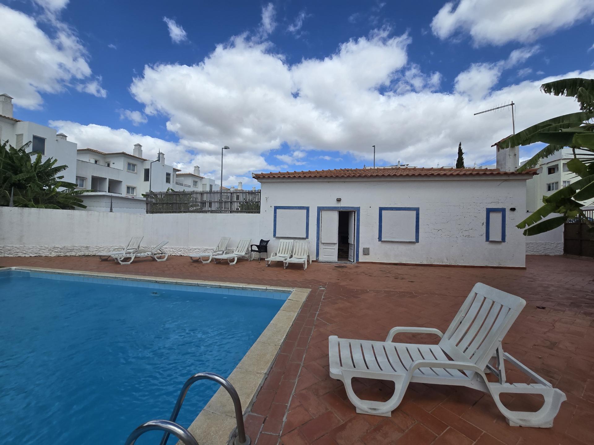 Casa Térrea em Condomínio Fechado com piscina- Santa Eulália ( sem licença de utilização )
