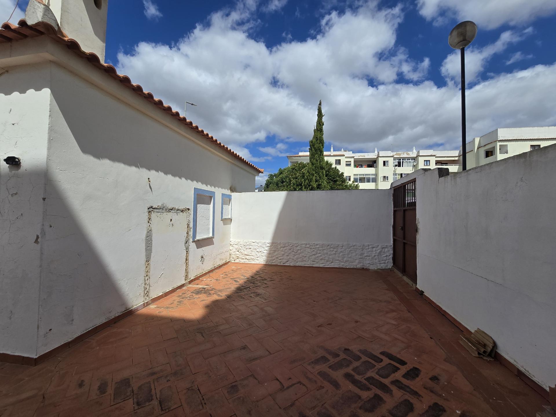 Casa Térrea em Condomínio Fechado com piscina- Santa Eulália ( sem licença de utilização )
