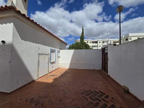 Casa Térrea em Condomínio Fechado com piscina- Santa Eulália ( sem licença de utilização )
