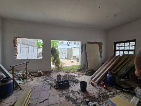 Casa Térrea em Condomínio Fechado com piscina- Santa Eulália ( sem licença de utilização )
