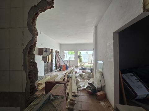 Casa Térrea em Condomínio Fechado com piscina- Santa Eulália ( sem licença de utilização )
