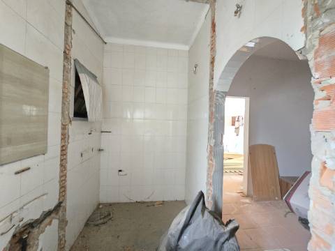 Casa Térrea em Condomínio Fechado com piscina- Santa Eulália ( sem licença de utilização )
