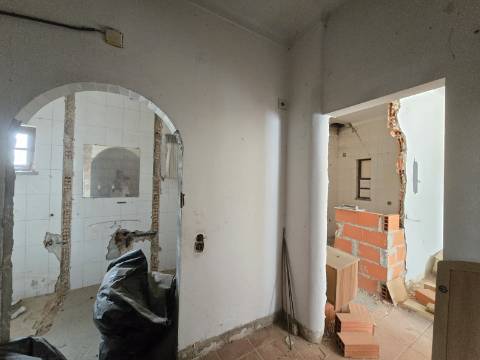 Casa Térrea em Condomínio Fechado com piscina- Santa Eulália ( sem licença de utilização )
