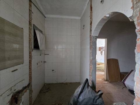 Casa Térrea em Condomínio Fechado com piscina- Santa Eulália ( sem licença de utilização )
