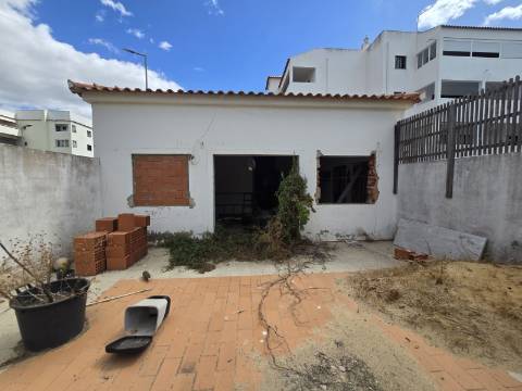 Casa Térrea em Condomínio Fechado com piscina- Santa Eulália ( sem licença de utilização )
