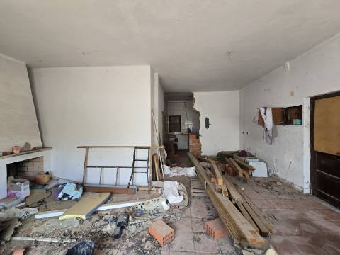 Casa Térrea em Condomínio Fechado com piscina- Santa Eulália ( sem licença de utilização )
