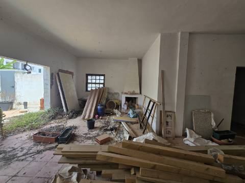 Casa Térrea em Condomínio Fechado com piscina- Santa Eulália ( sem licença de utilização )
