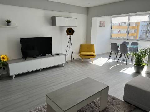 Apartamento renovado com piscina +AL