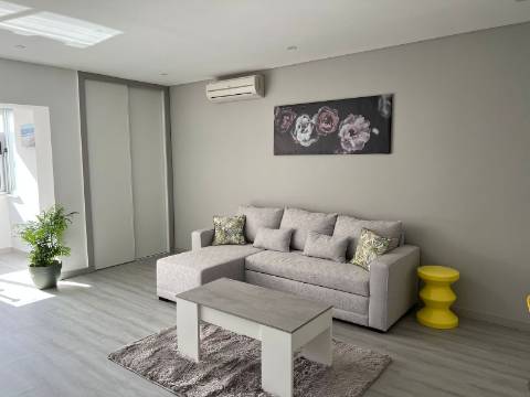 Apartamento renovado com piscina +AL