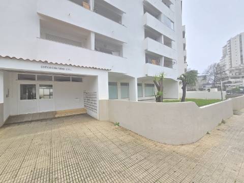 Apartamento renovado com piscina +AL