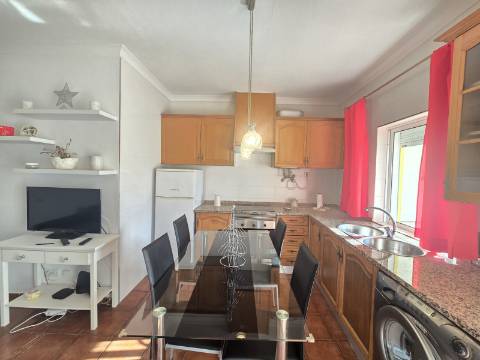 Excelente oportunidade ! Apartamento no rés do chão com estacionamento privativo!