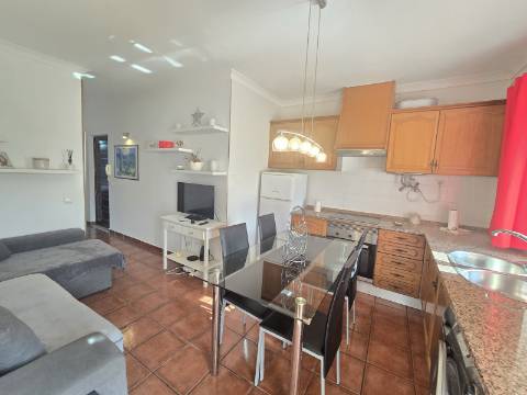 Excelente oportunidade ! Apartamento no rés do chão com estacionamento privativo!