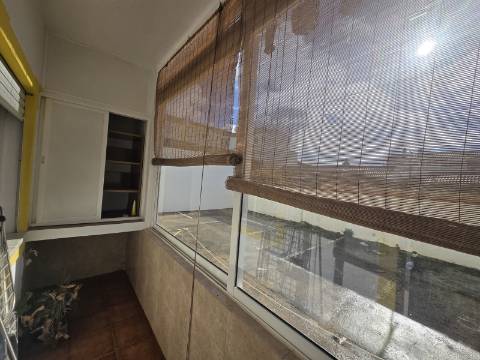 Excelente oportunidade ! Apartamento no rés do chão com estacionamento privativo!