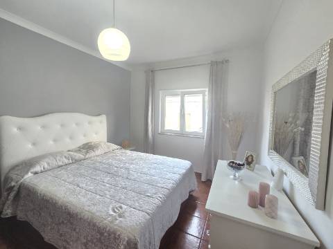 Excelente oportunidade ! Apartamento no rés do chão com estacionamento privativo!