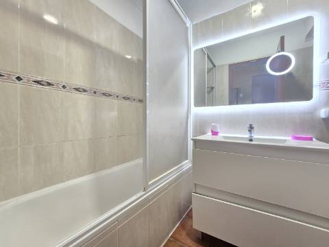 Excelente oportunidade ! Apartamento no rés do chão com estacionamento privativo!