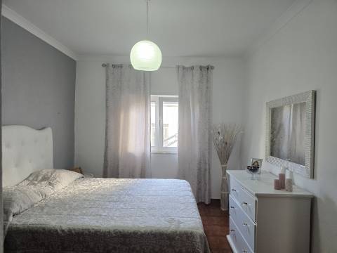 Excelente oportunidade ! Apartamento no rés do chão com estacionamento privativo!