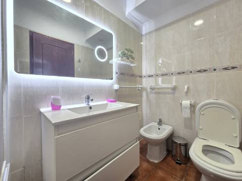 Excelente oportunidade ! Apartamento no rés do chão com estacionamento privativo!