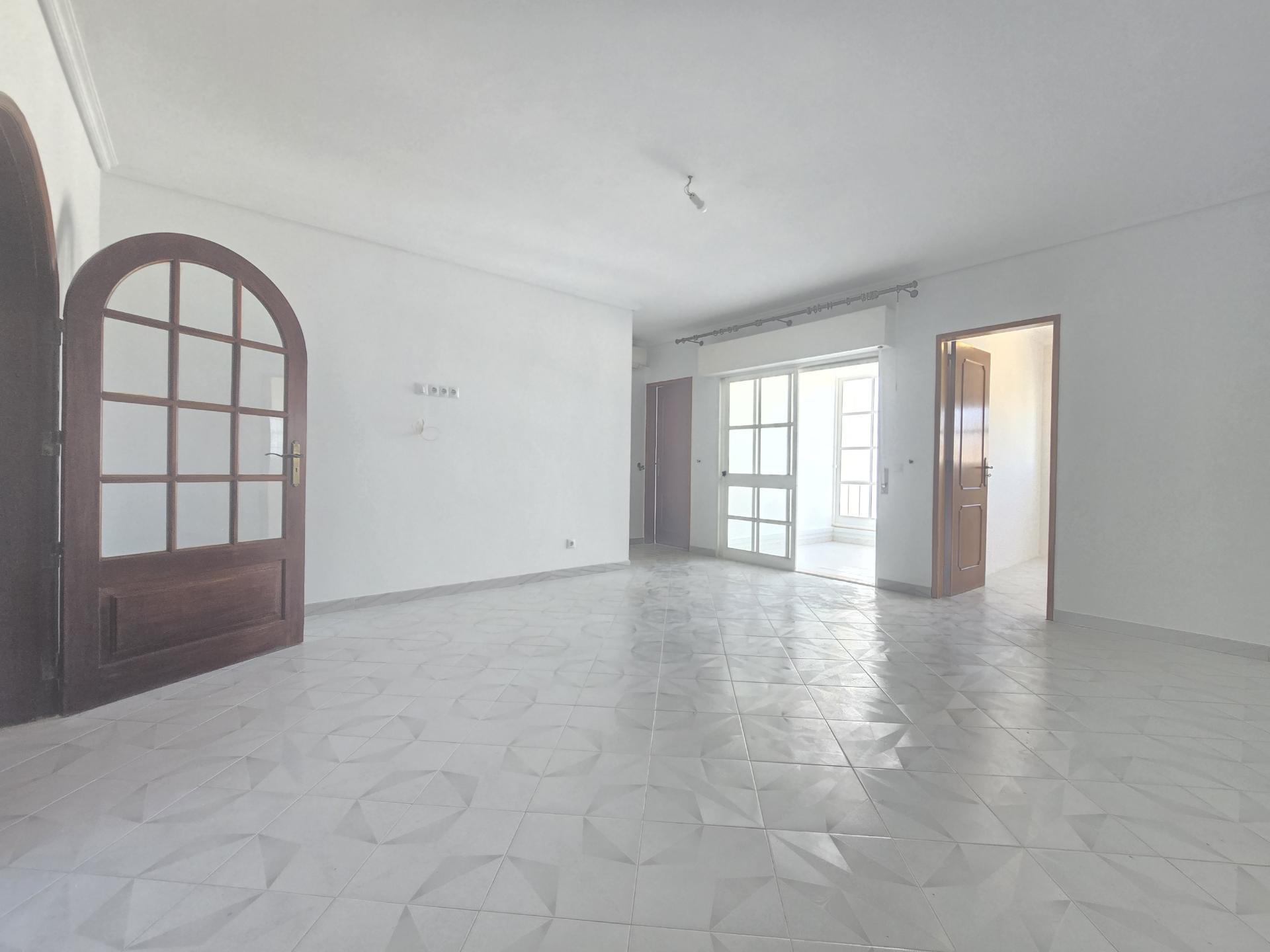 T1 Espaçoso com Potencial T1+1, Garagem Box e Piscina Rooftop