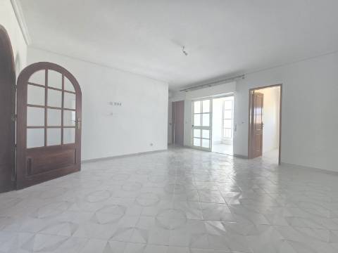 T1 Espaçoso com Potencial T1+1, Garagem Box e Piscina Rooftop