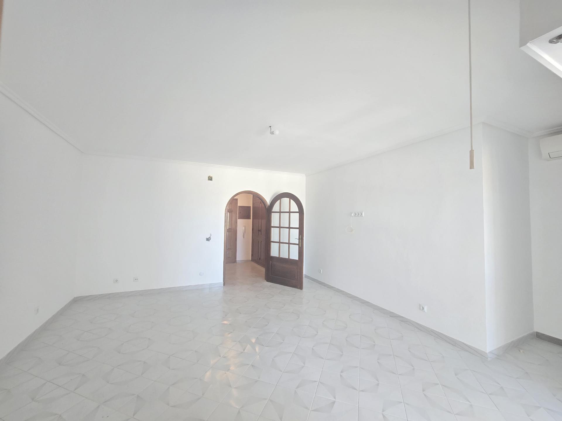 T1 Espaçoso com Potencial T1+1, Garagem Box e Piscina Rooftop