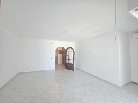 T1 Espaçoso com Potencial T1+1, Garagem Box e Piscina Rooftop
