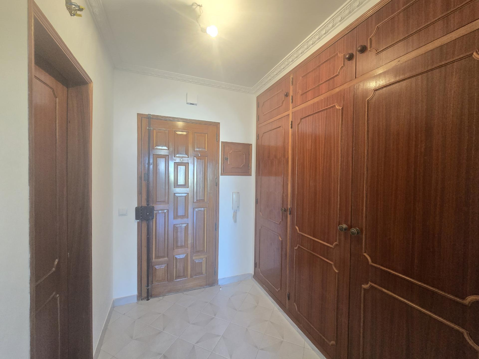T1 Espaçoso com Potencial T1+1, Garagem Box e Piscina Rooftop