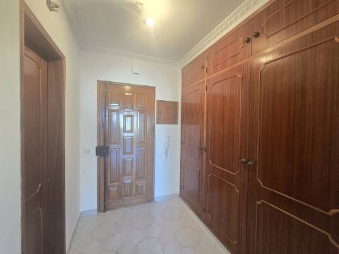 T1 Espaçoso com Potencial T1+1, Garagem Box e Piscina Rooftop