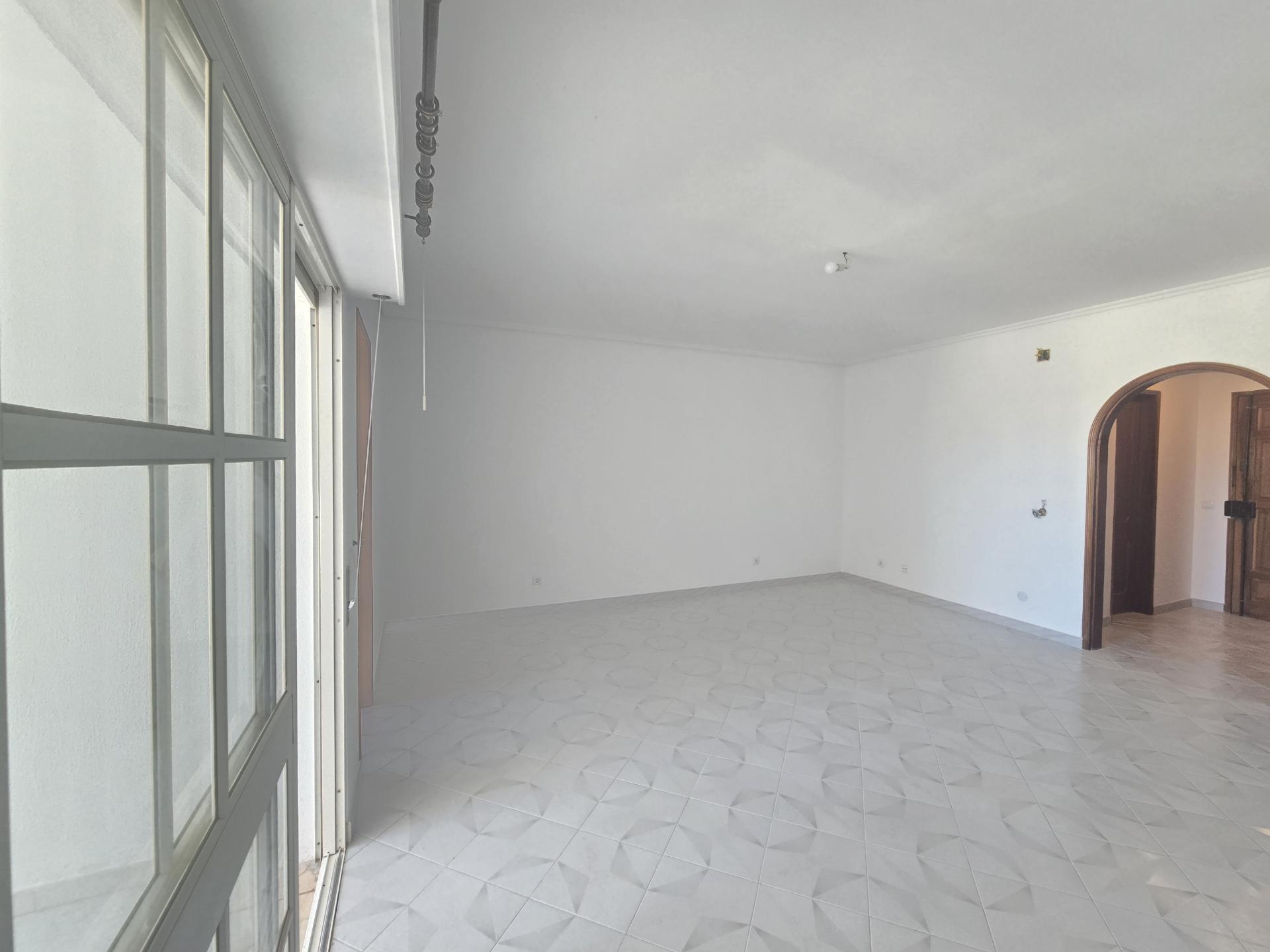T1 Espaçoso com Potencial T1+1, Garagem Box e Piscina Rooftop