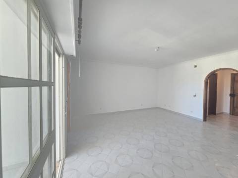 T1 Espaçoso com Potencial T1+1, Garagem Box e Piscina Rooftop