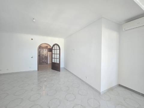 T1 Espaçoso com Potencial T1+1, Garagem Box e Piscina Rooftop