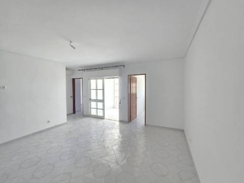 T1 Espaçoso com Potencial T1+1, Garagem Box e Piscina Rooftop