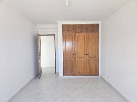 T1 Espaçoso com Potencial T1+1, Garagem Box e Piscina Rooftop