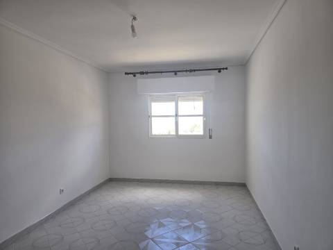 T1 Espaçoso com Potencial T1+1, Garagem Box e Piscina Rooftop