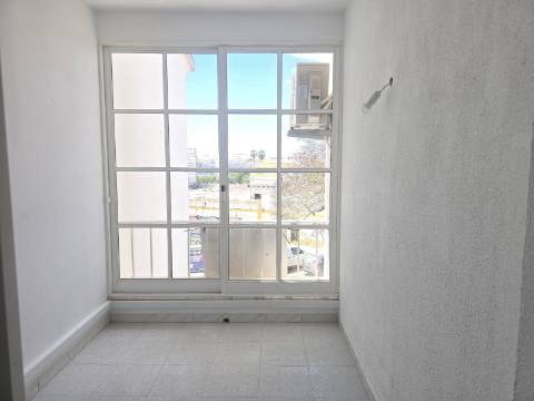 T1 Espaçoso com Potencial T1+1, Garagem Box e Piscina Rooftop