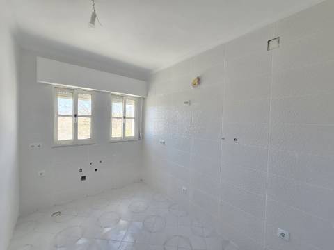 T1 Espaçoso com Potencial T1+1, Garagem Box e Piscina Rooftop