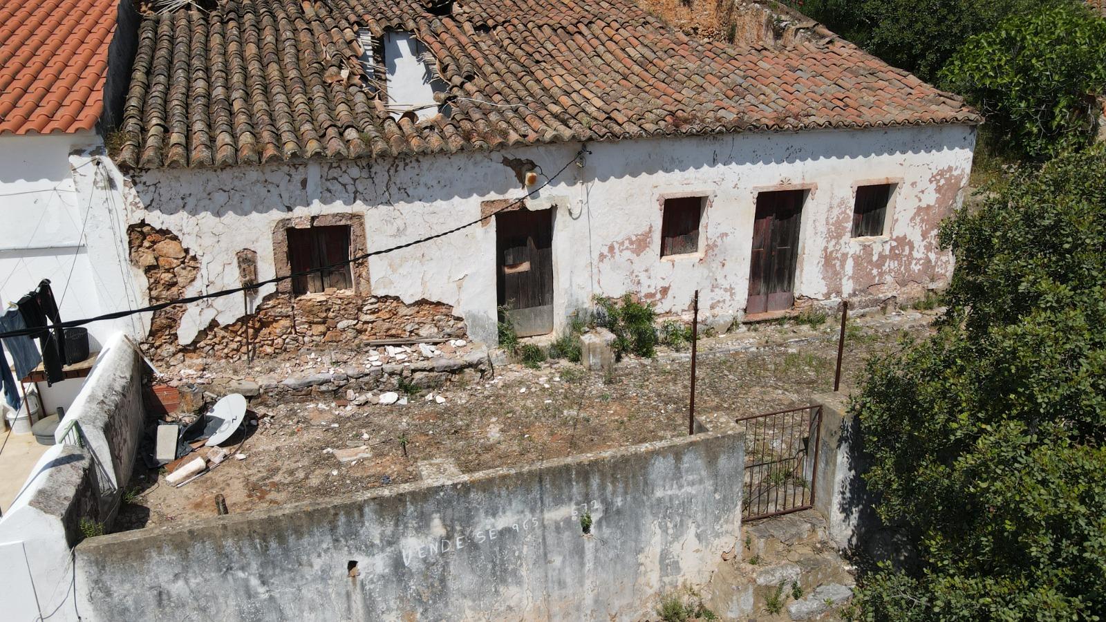Quintinha Geminada com 9.800 m² e Casa para Reconstrução em Alte - Grande Potencial Turístico